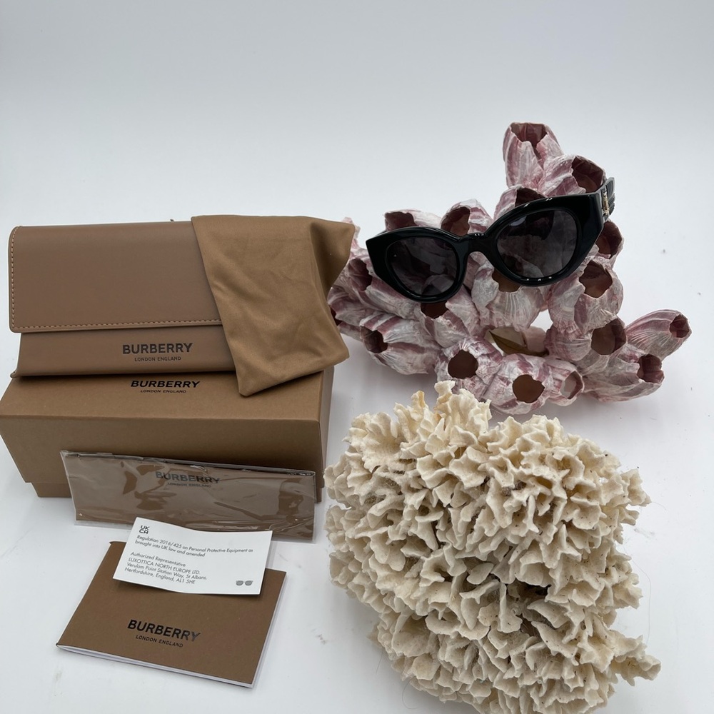 Burberry Black Sunglasses with Timeless Elegance - Picture 4 of 7